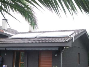 installation chauffage solaire toiture maison 300x225 - Galerie montage installation panneaux solaires photovoltaïques - Galerie montage installation panneaux solaires photovoltaïques